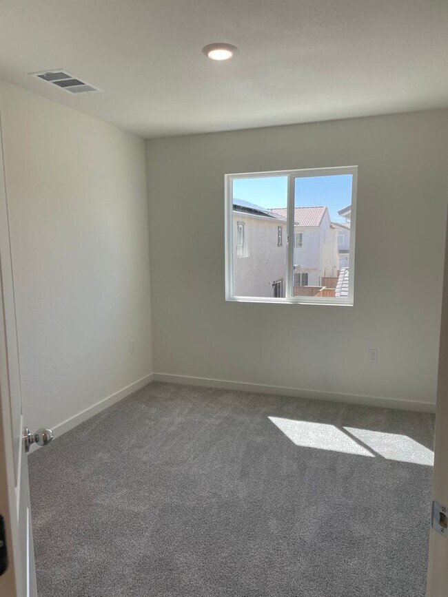 Foto del edificio - NEW SOLAR SMART HOME IN WEST ROSEVILLE!