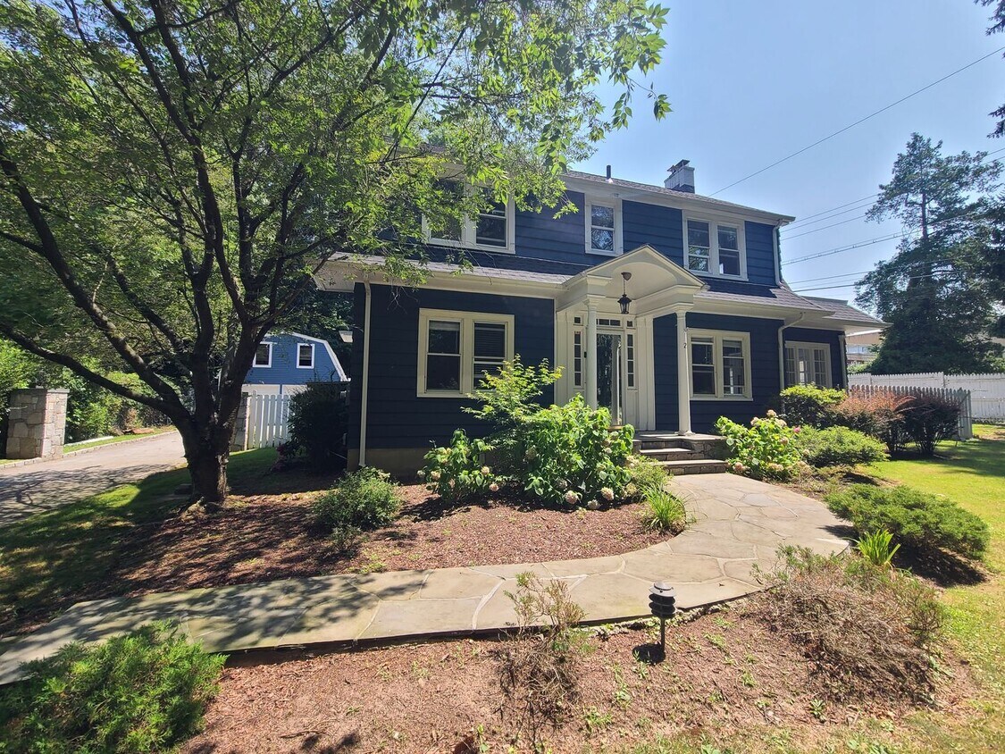 Foto principal - 4 bedrooms and 1.5 bathrooms, this home of...