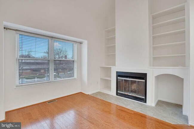 Building Photo - 111 Park Pl Dr