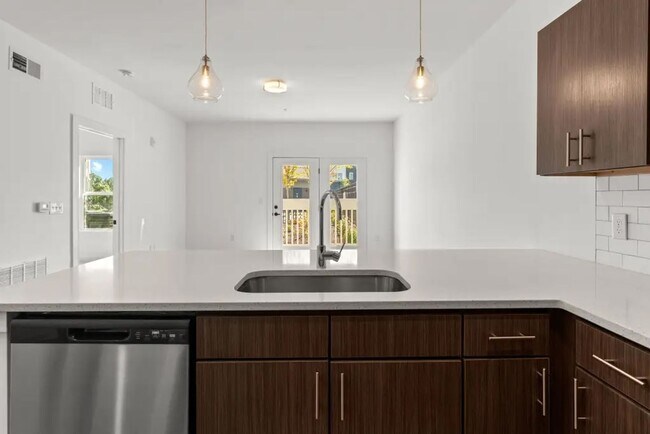 Foto del edificio - Newer 1 bedroom condo in The Ontario in Na...