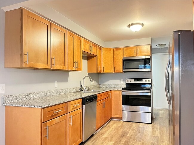 Building Photo - 6 Bucklebury Hill