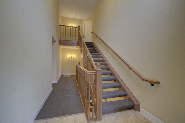 Entry Hallway - 1468 Taramore Dr