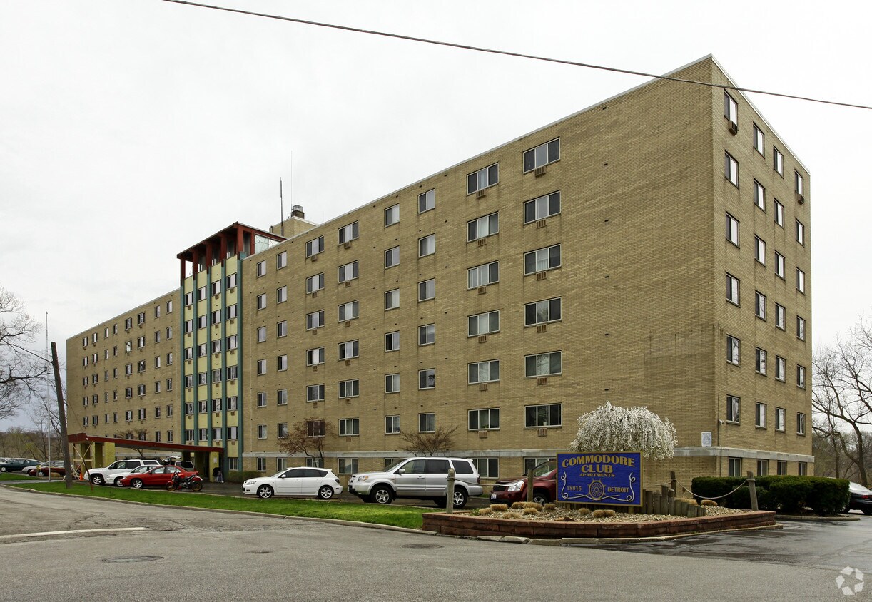 Commodore Club Apts Apartments in Lakewood, OH