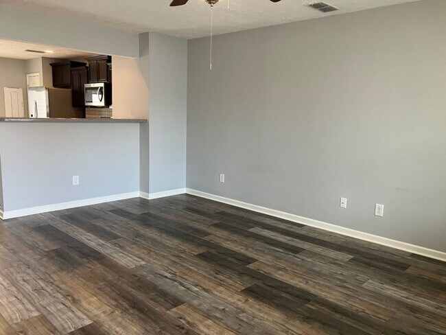 Building Photo - ***MOVE IN READY*** Heritage Place Townhom...