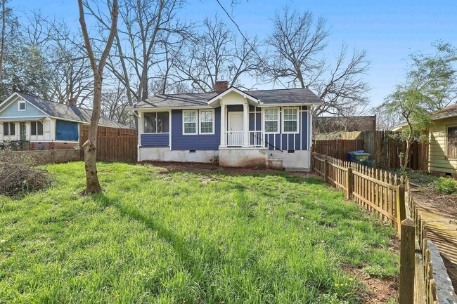 Foto del edificio - Updated 3BR Home with Large Yard Near Grant Park and Summerhill