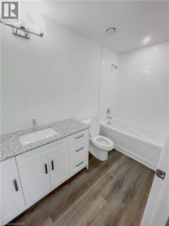 Photo du bâtiment - 60 Charles St W