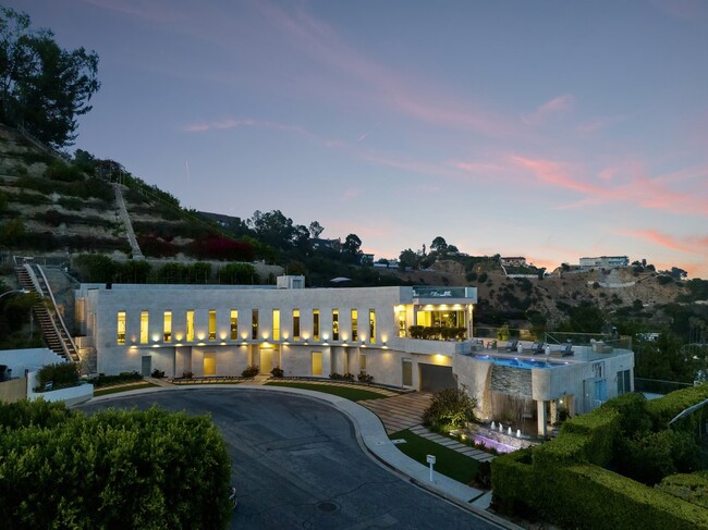 Building Photo - 9369 Nightingale Dr