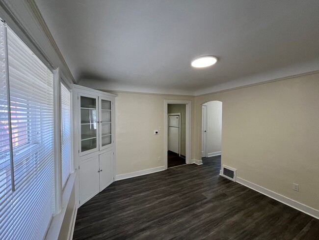 Building Photo - Seattle 5Bed / 2 bath Home - 2bed 1bath up...
