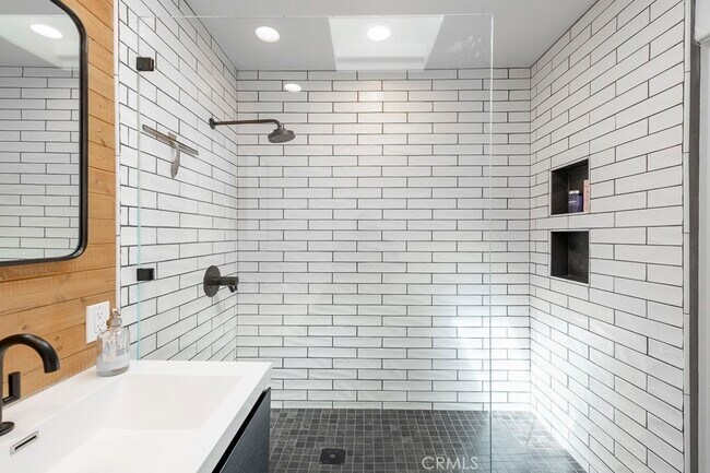 Building Photo - 5505 Vesper Ave