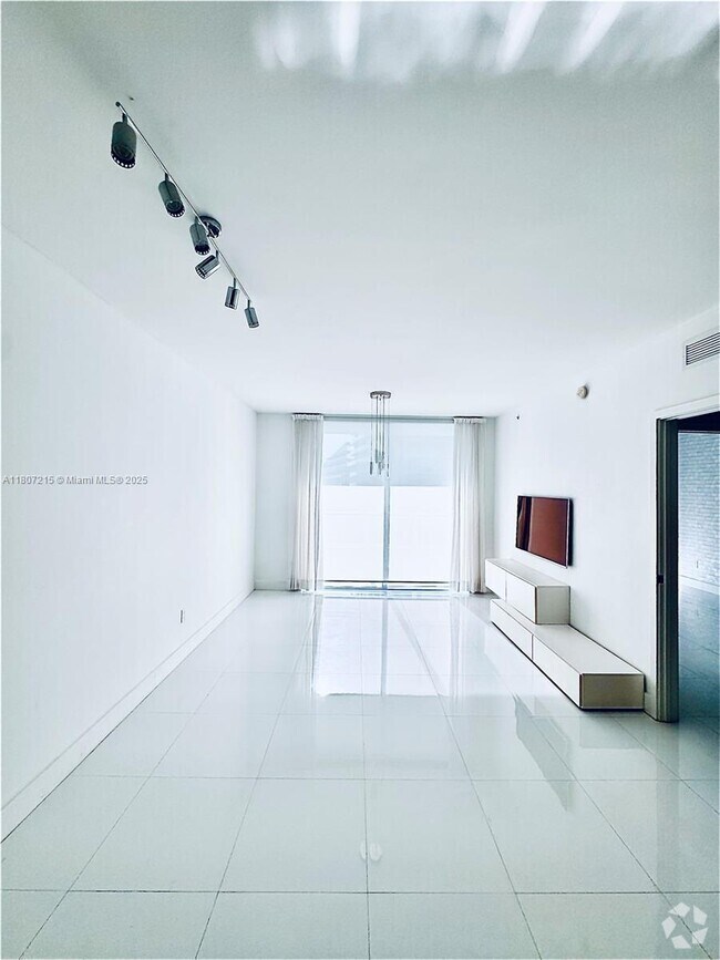 Building Photo - 1080 Brickell Ave