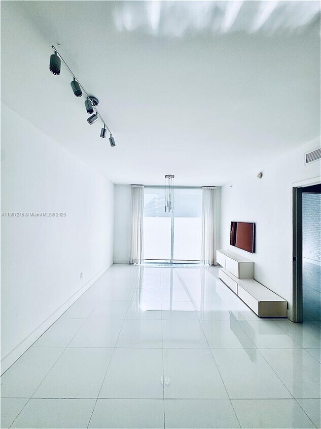 Foto principal - 1080 Brickell Ave