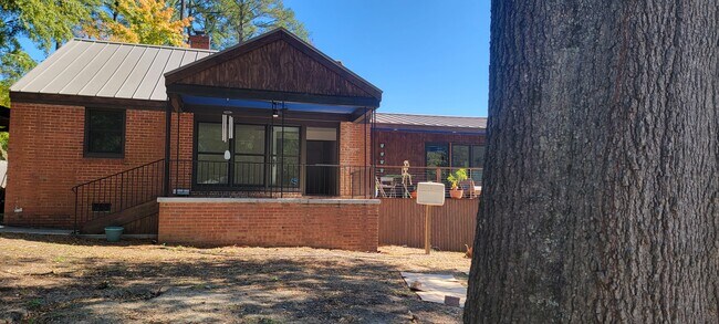 Front entrance - 600 N King Charles Rd
