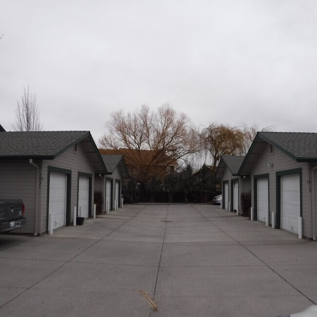 Foto del edificio - Single Level 2 Bed/2 Bath End Unit with Garage - Hemlock Ave