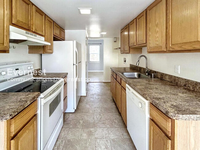 Foto del edificio - 3 Bed/2 Bath Townhome with Off-Street Parking / Pet-Friendly / Available Now!