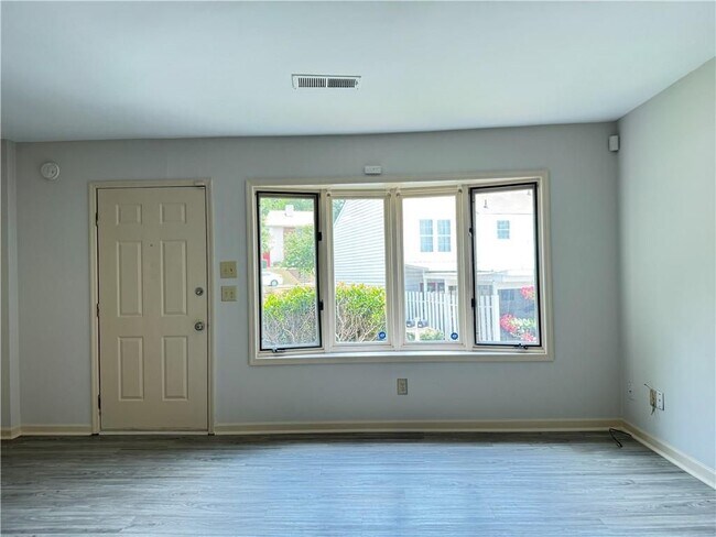 Building Photo - 153 Holcomb Ferry Rd