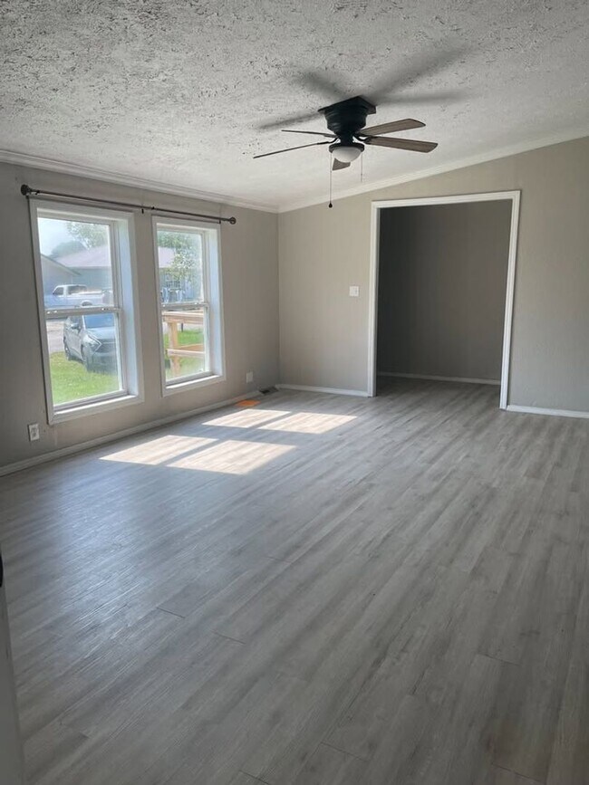 Building Photo - Remodeled Home - Exeter