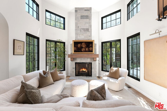 Foto del edificio - 3764 Berry Dr