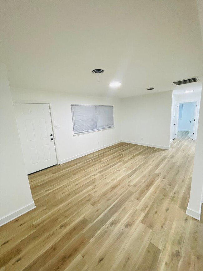 Building Photo - 3605 Pine Cone Dr