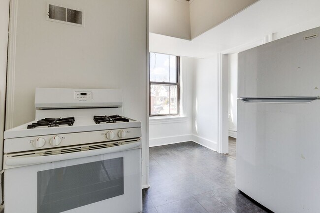 Foto del edificio - Available NOW- Charming apartments in the heart of Mt. Oliver!