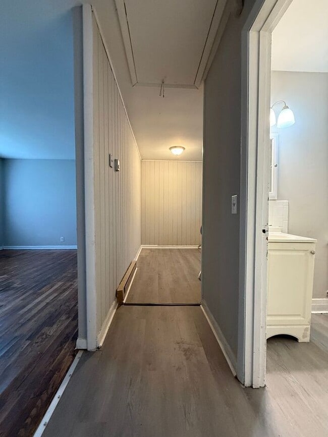 Building Photo - For Rent - 2 Bedroom Apartment Near Downto...