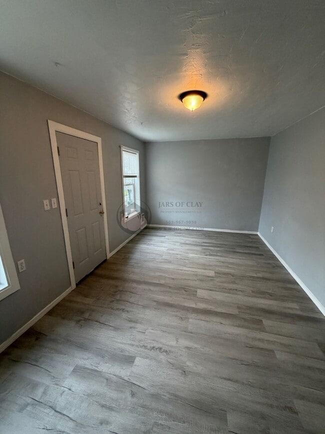 Building Photo - Single Level House- Ready to Move In