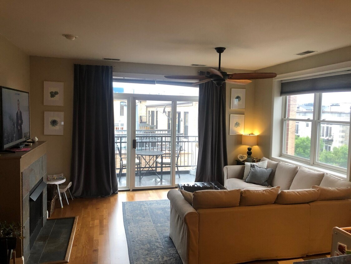 Living Room - 2330 W Saint Paul Ave