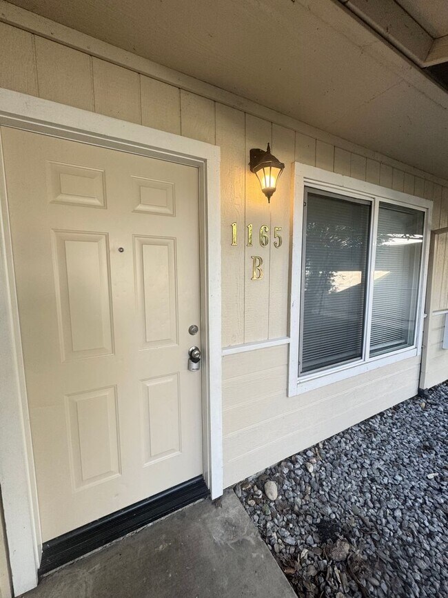 Foto del edificio - Spacious Duplex in East Redding!!
