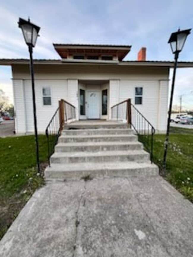 Building Photo - Spacious 3 Bedroom
