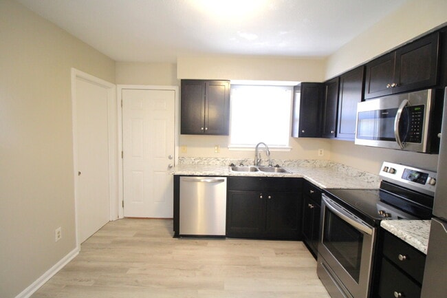 Foto del edificio - Updated 2BR/1BA in Gulf Breeze –  Water & Lawn Care Included – Available Now!