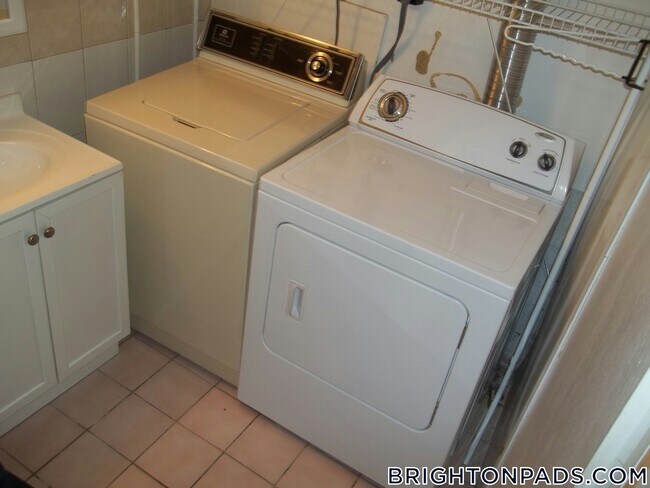 Building Photo - 191 Kenrick St