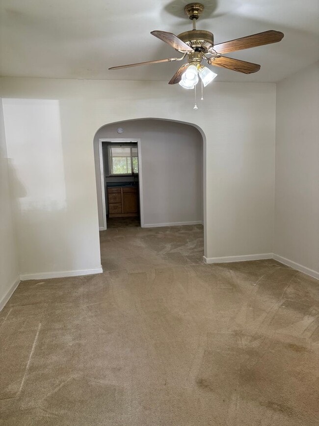 Building Photo - WS- 825/827 INGLESIDE DR