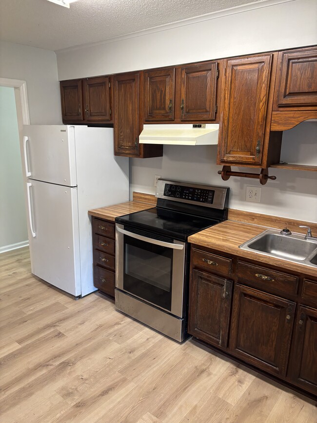 Building Photo - 205 SW Maynard Rd