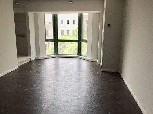 living room w/ courtyard view - 270 E Highland Ave