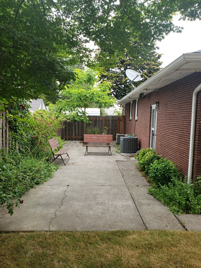 Building Photo - 6845 N Albina Ave