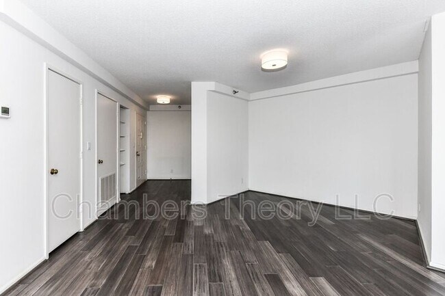 Building Photo - 900 N Stafford St