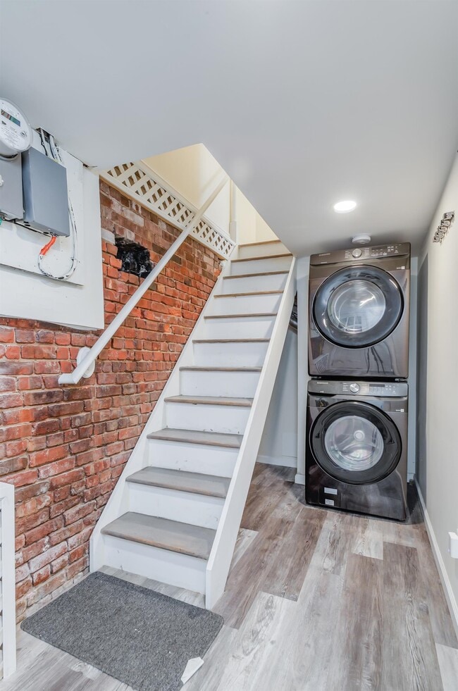 Building Photo - 232 Pearsall Ave