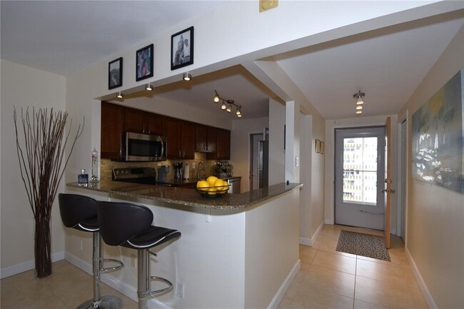 Building Photo - 400 Golden Isles Dr