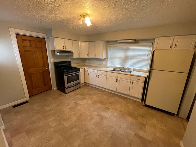 Building Photo - 3 Bedroom House Steps Away From Washington...