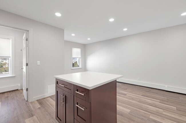 Building Photo - 561 Broad St