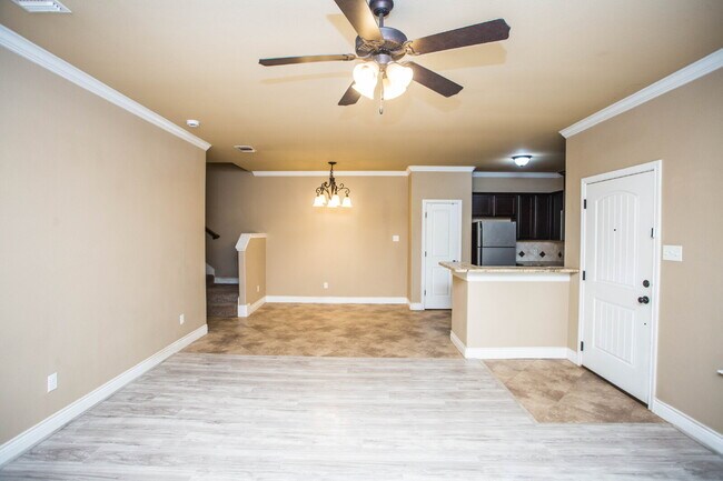 Foto del edificio - Charming 4 Bedroom, 2 Bath Two-Story Duplex