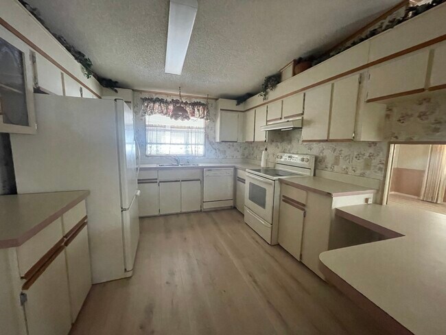 Building Photo - 100 Hampton Rd