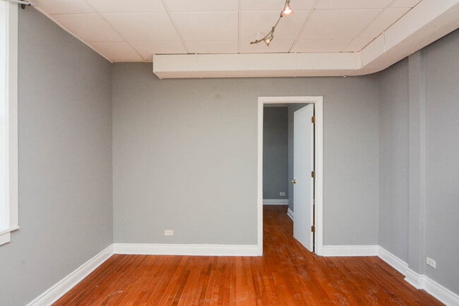 Foto del edificio - 4920 W Irving Park Rd