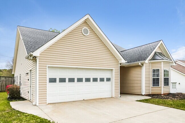 Building Photo - 204 Lee Ct