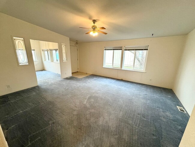 Foto del edificio - 3 Bed/2 Bath Home w/ Garage