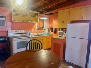 Building Photo - 414 Caisson St