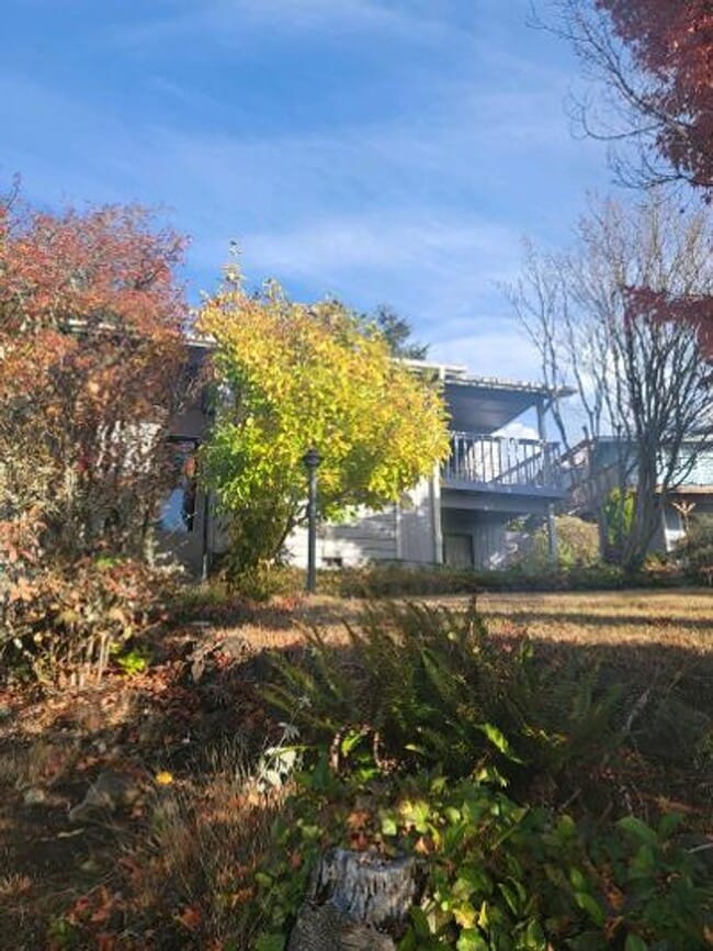 Building Photo - Classic North Tacoma 4 Bedroom Tri-Level with Peak a Boo View!