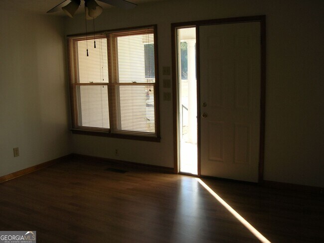 Foto del edificio - 159 Oak Lake Rd