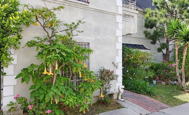 Building Photo - 657 S La Jolla Ave