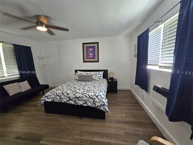 Foto del edificio - 2305 Monroe St