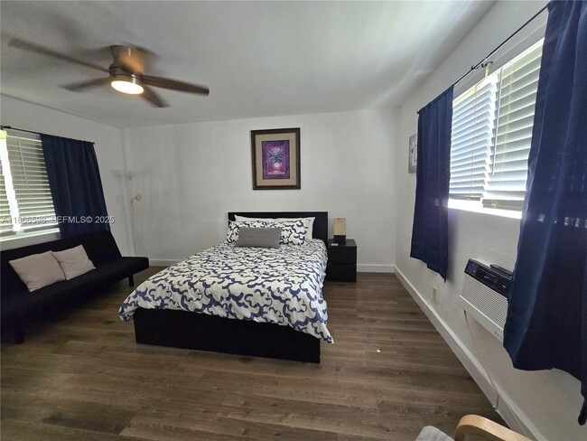 Building Photo - 2305 Monroe St